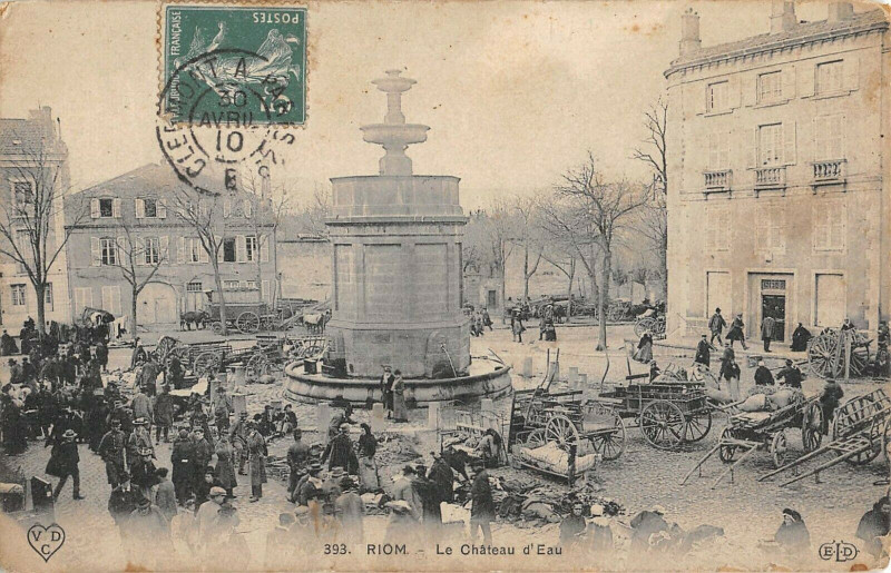 Carte postale ancienne Riom Le Chateau D'Eau à Riom