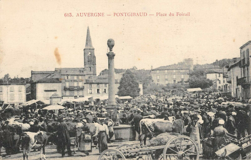 Carte postale ancienne Pontgibaud Place Du Foirail à Pontgibaud