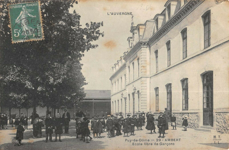 Carte postale ancienne Ambert Ecole Libre De Garcons à Ambert