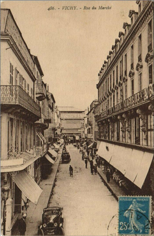 Carte postale ancienne Vichy Rue du Marche à Vichy