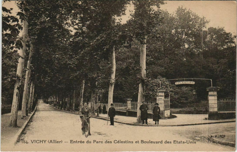Carte postale ancienne Vichy Entree du Parc des Celestins à Vichy