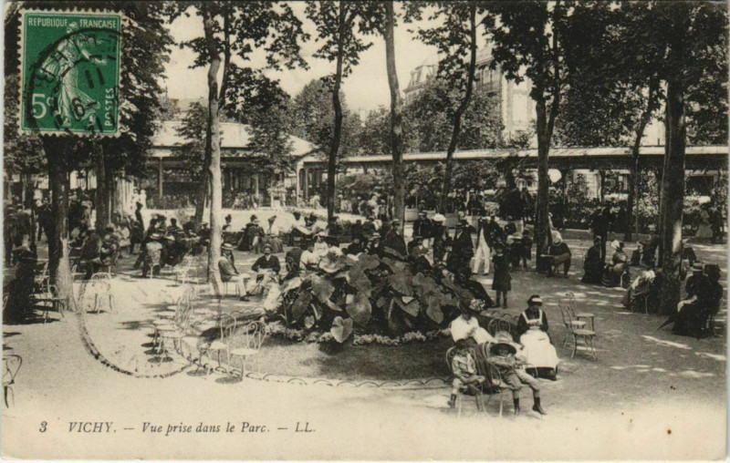 Carte postale ancienne Vichy vue prise dans le Parc à Vichy