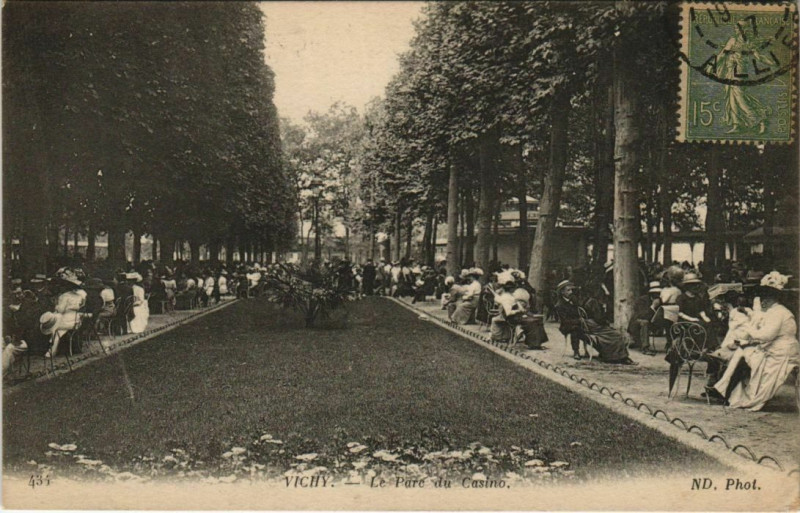 Carte postale ancienne Vichy Le Parc du Casino à Vichy
