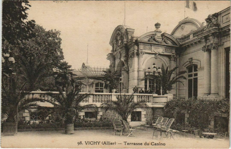 Carte postale ancienne Vichy Terrasse du Casino à Vichy