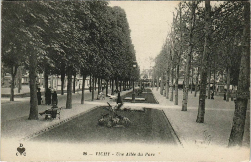 Carte postale ancienne Vichy Une Allee du Parc à Vichy