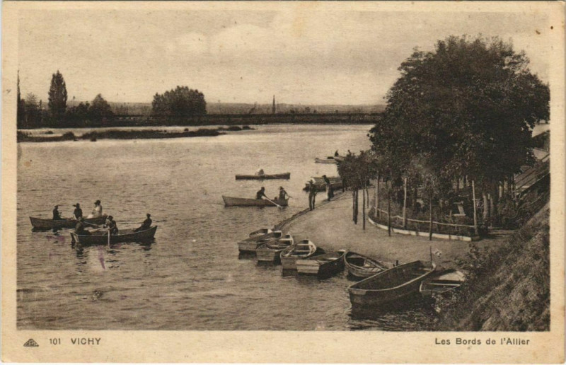Carte postale ancienne Vichy Les Bords de l'Allier à Vichy