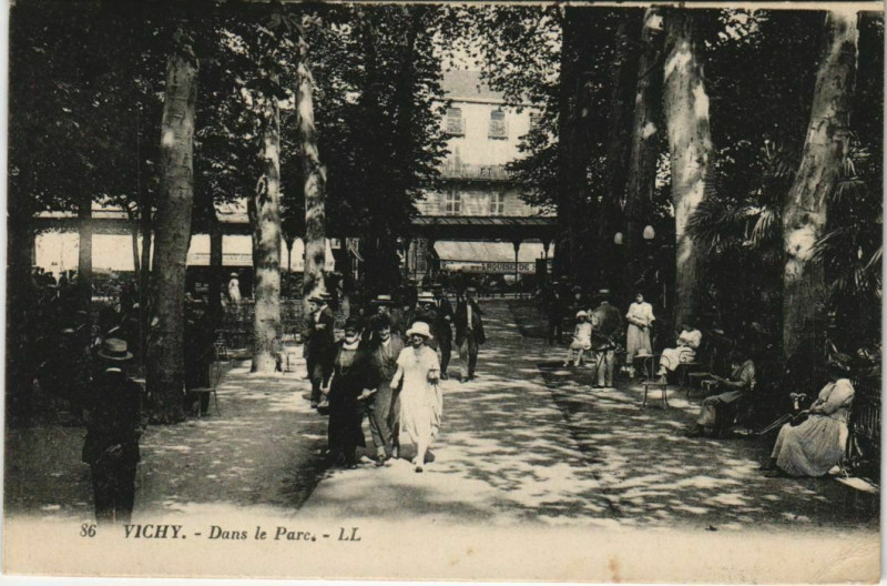 Carte postale ancienne Vichy Dans le Parc à Vichy