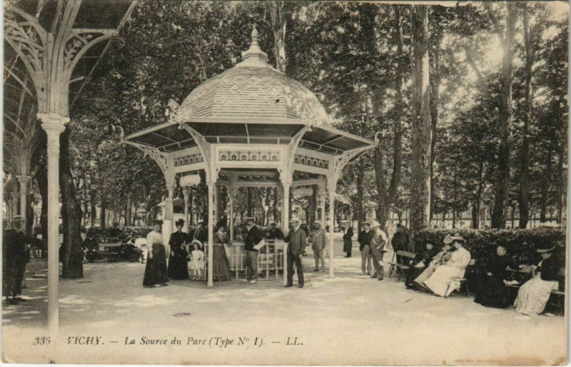Carte postale ancienne Vichy Source du Parc à Vichy