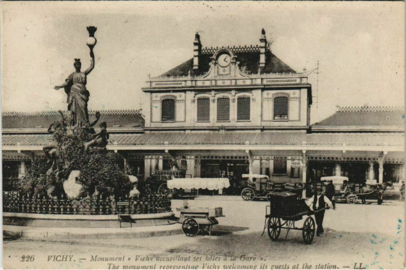 Carte postale ancienne Monument Vichy accueillant ses holes a la Gare à Vichy
