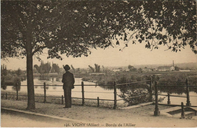 Carte postale ancienne Vichy Bords de l'Allier à Vichy