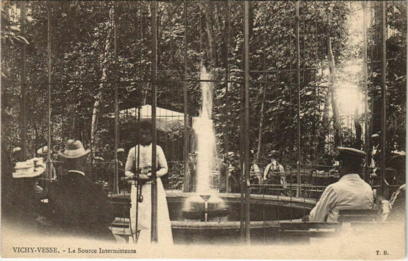 Carte postale ancienne Vichy Source intermittente à Vichy