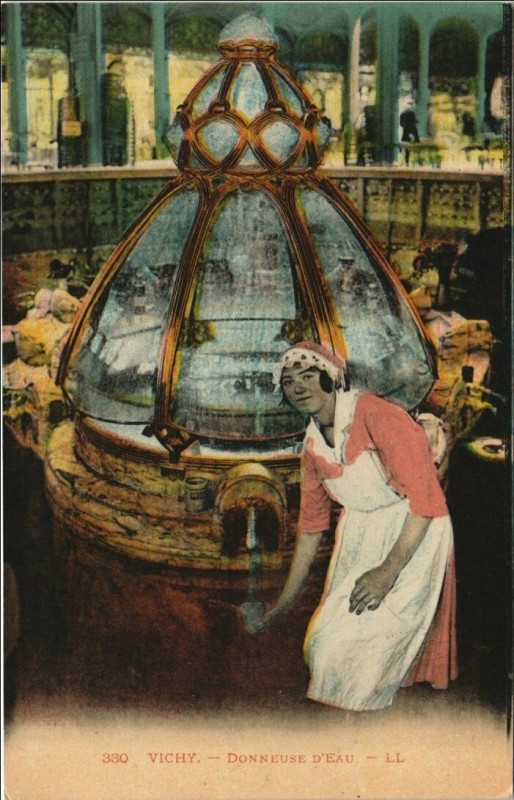 Carte postale ancienne Vichy Donneuse d'Eau à Vichy