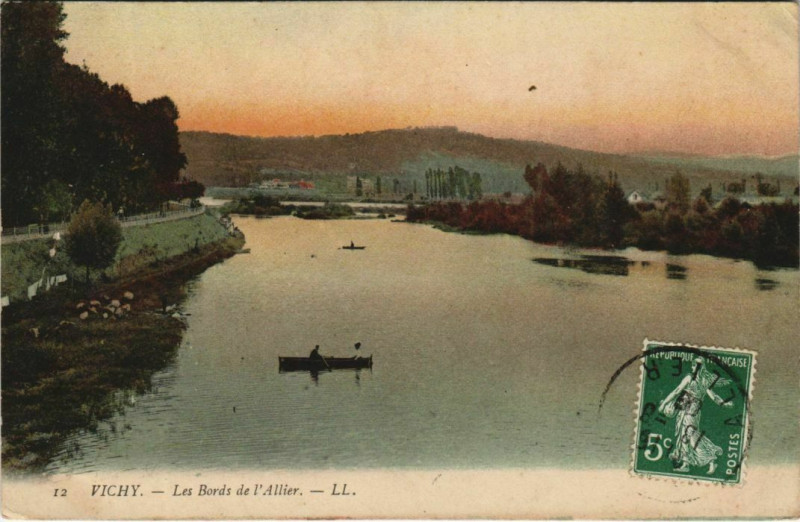 Carte postale ancienne Vichy Les Bords de l'Allier à Vichy
