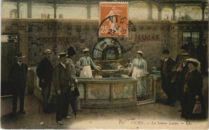 Carte postale ancienne Vichy Source Lucas à Vichy