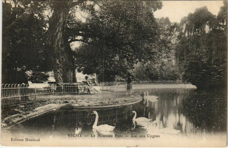Carte postale ancienne Vichy Le Nouveau Parc, Lac aux Cygnes à Vichy
