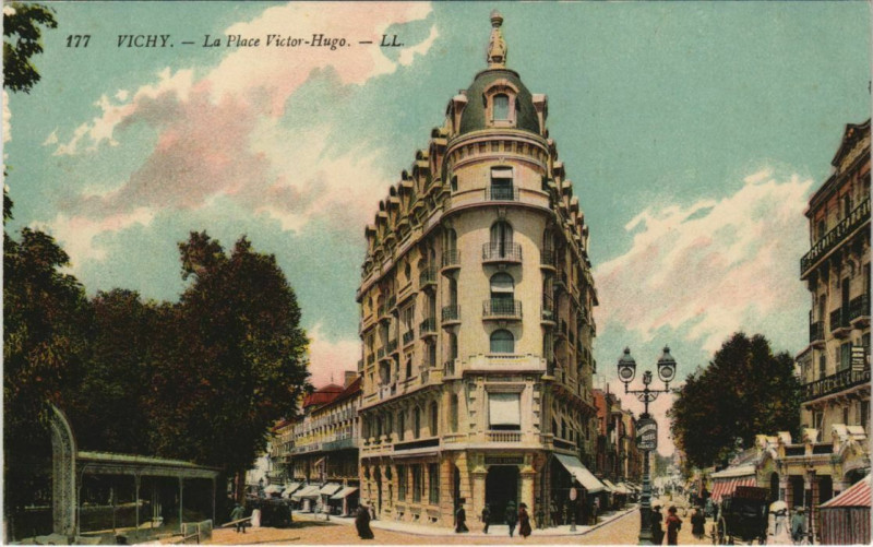 Carte postale ancienne Vichy Place Victor Hugo à Vichy