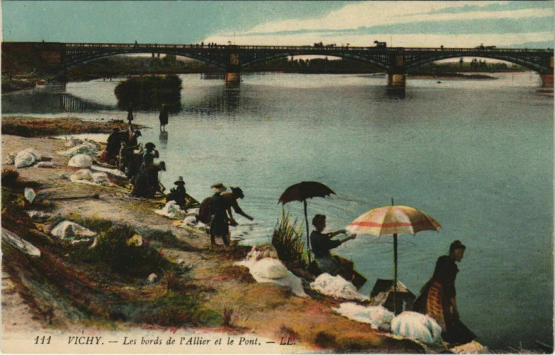 Carte postale ancienne Vichy Les Bords de l'Allier et le Pont à Vichy