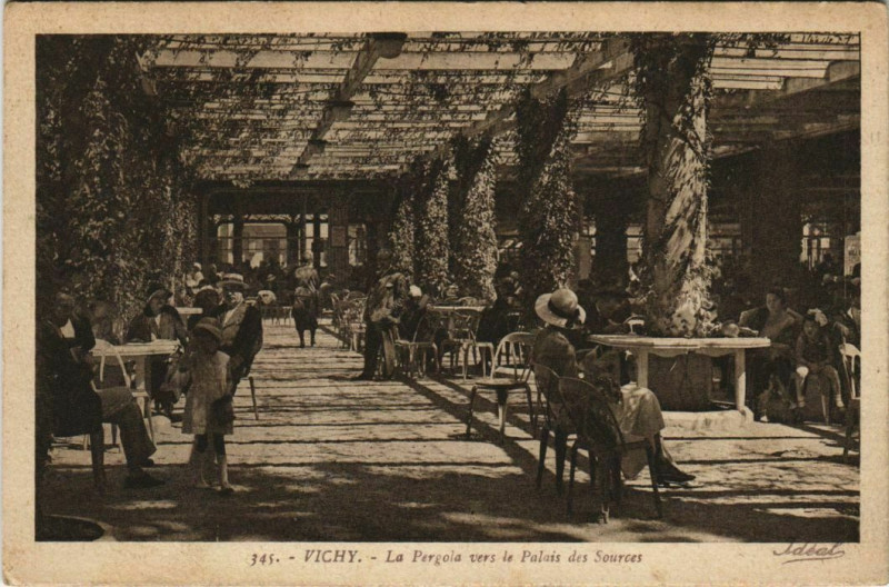 Carte postale ancienne Vichy La Pergola vers le Palais des Sources à Vichy