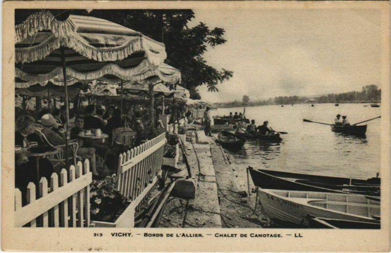 Carte postale ancienne Vichy Bords de l'Allier ,Chalet de Canotage à Vichy