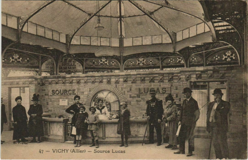 Carte postale ancienne Vichy Source Lucas à Vichy
