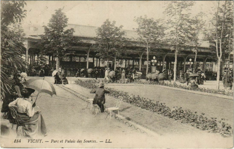 Carte postale ancienne Vichy Parc et Palais des Sources à Vichy
