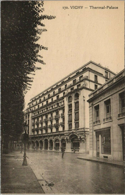 Carte postale ancienne Vichy Thermal Palace à Vichy