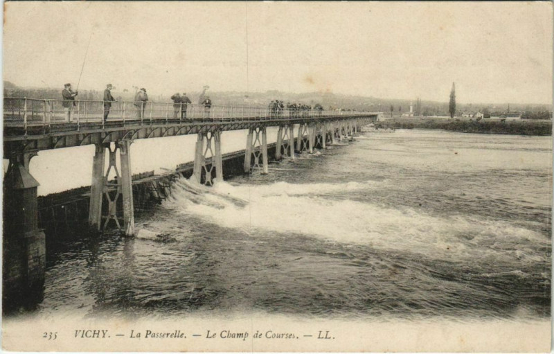 Carte postale ancienne Vichy La Passerelle, le Champ de Courses à Vichy