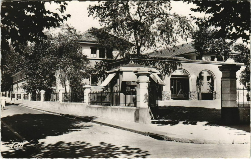 Carte postale ancienne Vichy Les Bains de IIIe classe à Vichy
