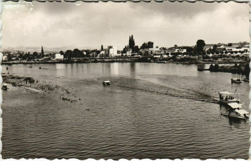 Carte postale ancienne Vichy Canotage sur l'Allier à Vichy