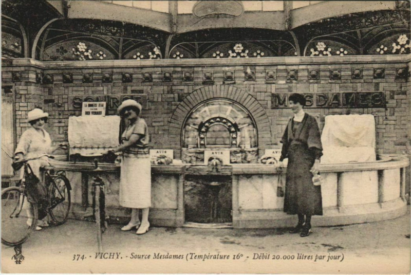 Carte postale ancienne Vichy Source Mesdames à Vichy
