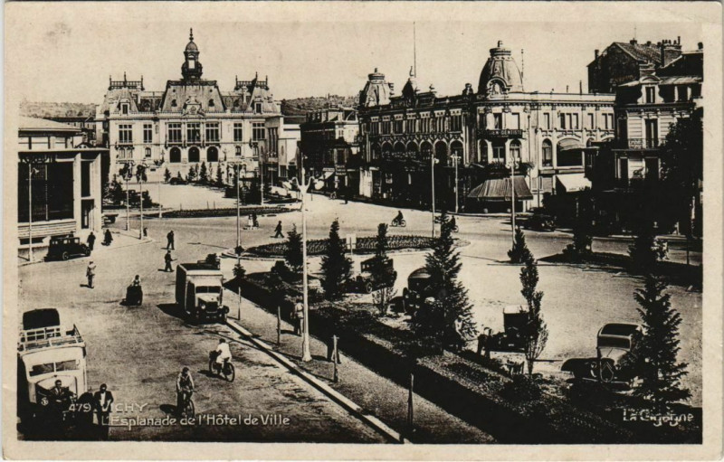 Carte postale ancienne Vichy Esplanade de l'Hotel de Ville à Vichy