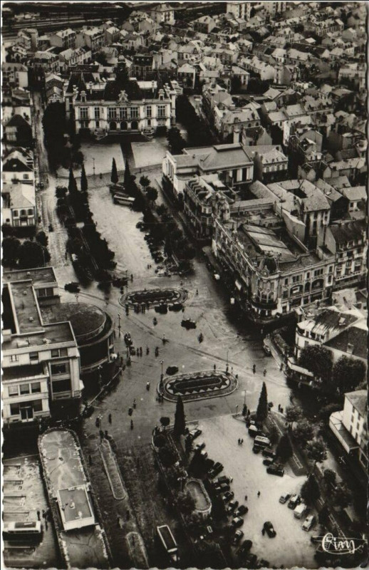 Carte postale ancienne Vichy vue aerienne à Vichy