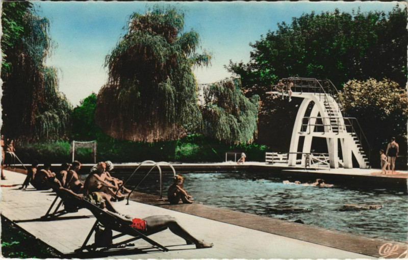 Carte postale ancienne Vichy La Piscine à Vichy