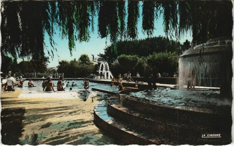 Carte postale ancienne Vichy La piscine du Sporting Club à Vichy