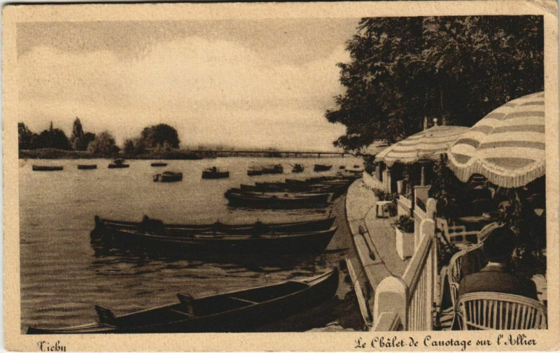 Carte postale ancienne Vichy Le Chalet de Canotage sur l'Allier à Vichy