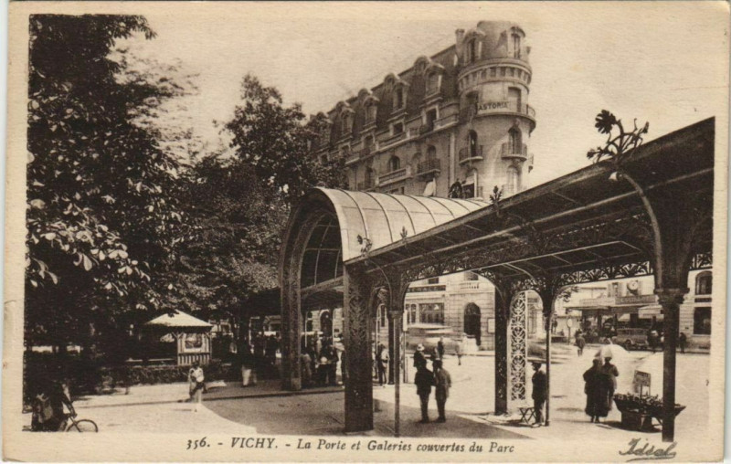 Carte postale ancienne Vichy Porte et Galeries couvertes du Parc à Vichy