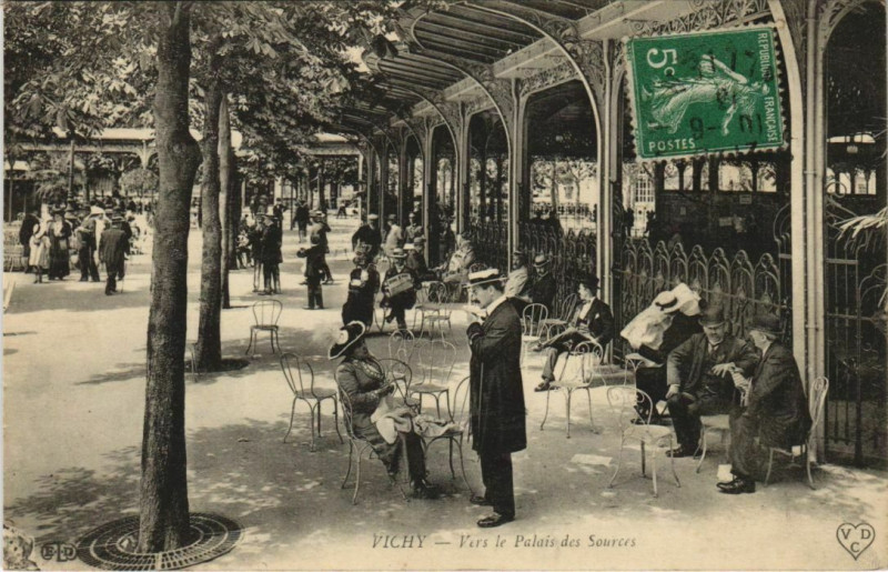 Carte postale ancienne Vichy vers le Palais des Sources à Vichy