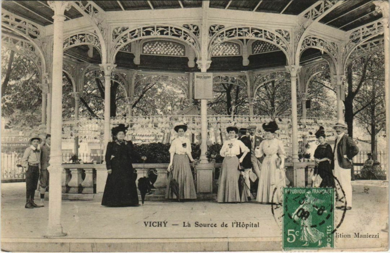 Carte postale ancienne Vichy Source de l'HOpital à Vichy