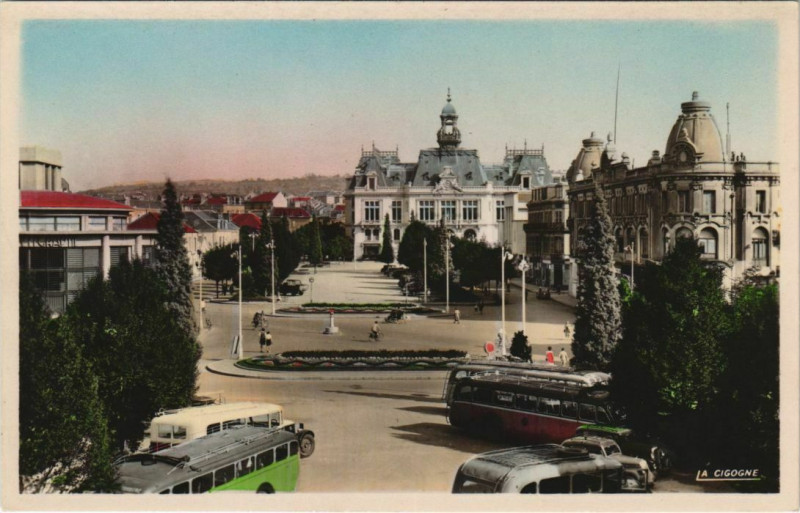 Carte postale ancienne Vichy Esplanade de l'Hotel de Ville à Vichy