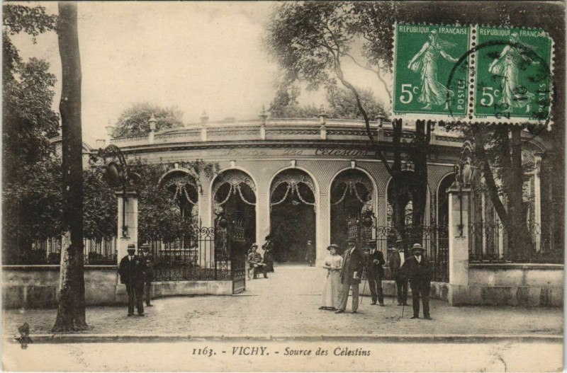 Carte postale ancienne Vichy Source des Celestins à Vichy