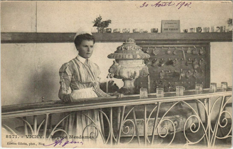 Carte postale ancienne Vichy Sources Mesdames à Vichy