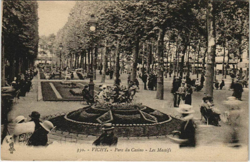 Carte postale ancienne Vichy Parc du Casino , Les Massifs à Vichy