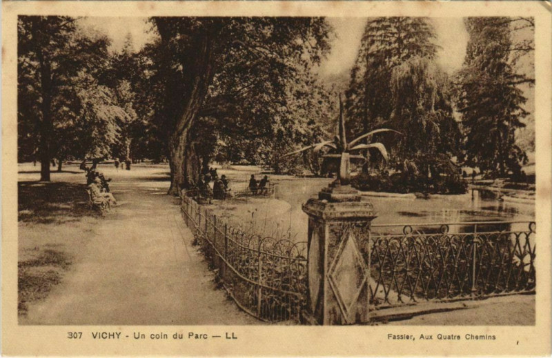 Carte postale ancienne Vichy Un coin du Parc à Vichy