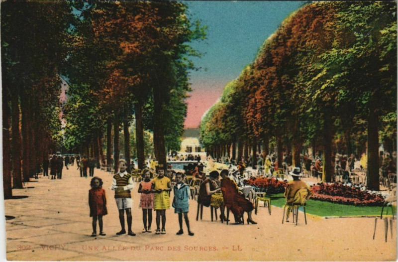 Carte postale ancienne Vichy Une Allee du Parc des Sources à Vichy
