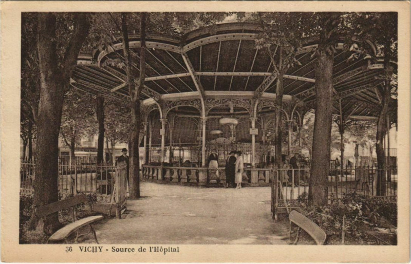Carte postale ancienne Vichy Source de l'HOpital à Vichy