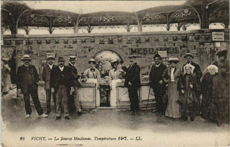 Carte postale ancienne Vichy La source Mesdames à Vichy