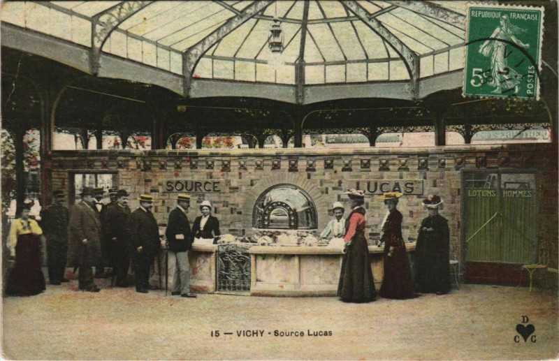 Carte postale ancienne Vichy Source Lucas à Vichy