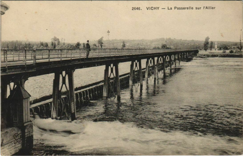Carte postale ancienne Vichy La Passerelle sur l'Allier à Vichy