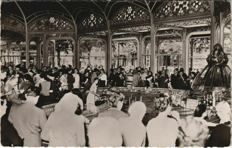Carte postale ancienne Vichy Hall des Sources à Vichy