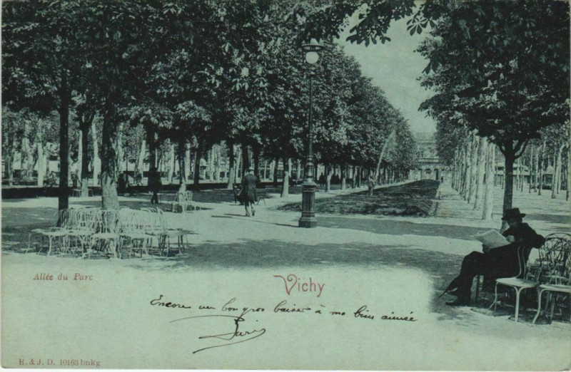 Carte postale ancienne Vichy Allee du Parc à Vichy